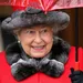 Queen Elizabeth stapt over op nepbont en heel Engeland is blij