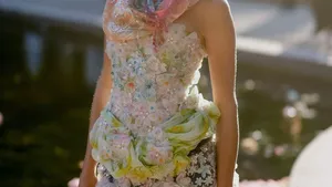 Vrouw in stijlvolle glitter kleding tijdens fashion week.