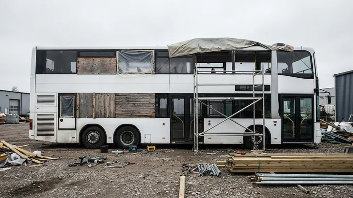 Duits gezin bouwt na uithuiszetting oude dubbeldekkerbus om tot permanente woning