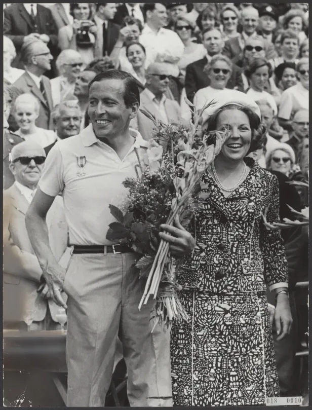 Prins Claus en prinses Beatrix op de Via Gladiola bij het einde van de Nijmeegse Vierdaagse, juli 1967.