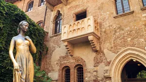 De Italiaanse stad Verona heeft nu ingevoerd dat toeristen moeten betalen voor een foto met het beroemde standbeeld van Julia.