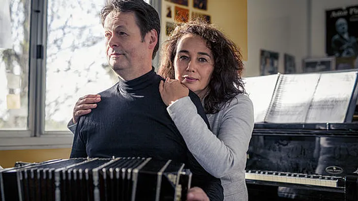 Carel Kraayenhof en zijn Thirza over de liefde: ‘Ik wist meteen: dit is mijn man, klaar’