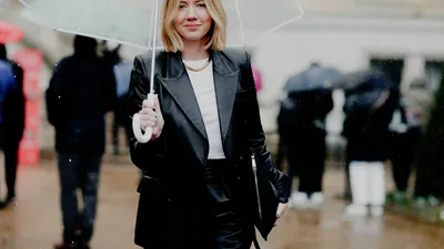 Vrouw in leren jasje tijdens fashion week