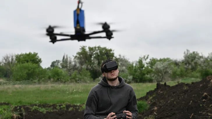 Een Oekraïense soldaat bestuurt een drone