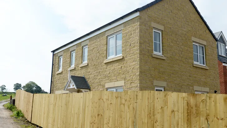 Koppel vindt bij terugkomst van huwelijksreis enorme schutting om huis