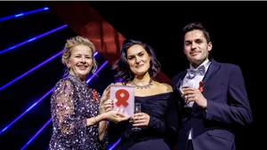 Prinses Mabel reikt award uit bij het Amsterdams Diner