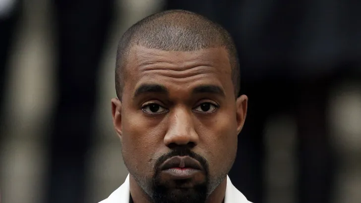 Zien: Kanye West betrapt op eten eigen oorsmeer