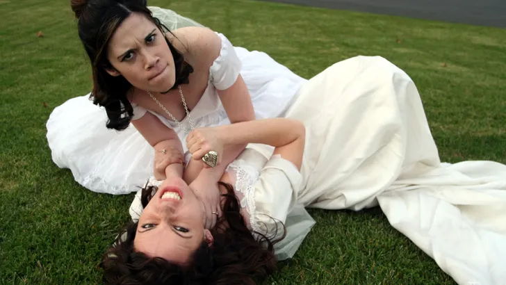 Bizarre oplichtingszaak: bruidsmeisje helpt bruiloft om zeep