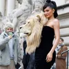 Freaky fashion: Kylie Jenner verschijnt met leeuwenhoofd bij Paris Fashion Week | Beau Monde