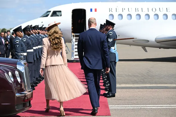 Haar poederroze Dior-look combineerde ze met matchende accessoires en haar lokken in perfecte golven.