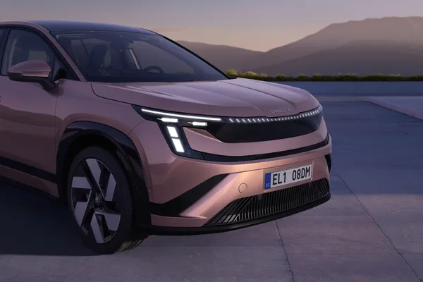 De Škoda Peaq maakt meteen duidelijk waarom compacte gezinsauto’s steeds zeldzamer worden. Dit is geen bescheiden EV, maar een elektrische SUV die nadrukkelijk ruimte opeist.