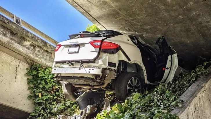 Vluchtende Maserati Levante eindigt onder brug