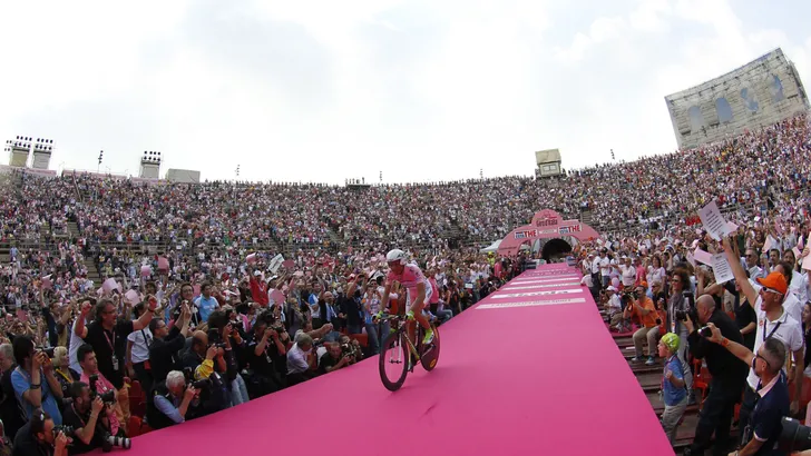 Retro: Ivan Basso ontvangt Giro-trofee in 2010
