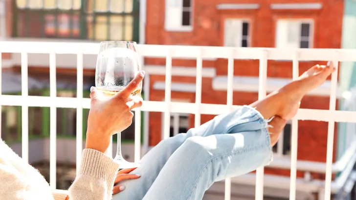 Een klein budget én een klein balkon? Dat hoeft je er niet van te weerhouden om heerlijk van de zomer te genieten met dank aan Action!