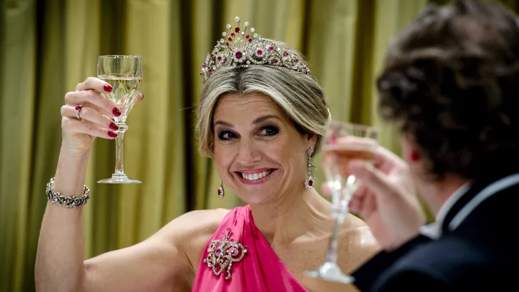 Briljant, vrouw bouwt haar koelkast om tot wijnkoeler