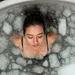 Vrouw in ijsbad