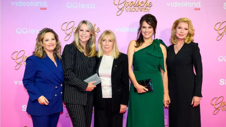 Tjitske Reidinga, Susan Visser. Lies Visschedijk, Linda de Mol en Will Koopman tijdens de première van Gooische Vrouwen