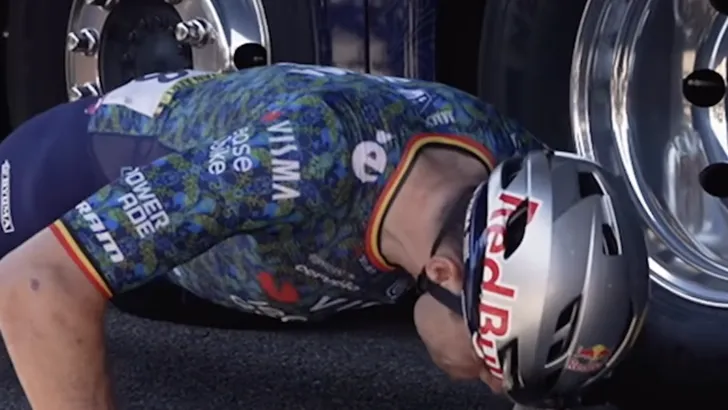 wout van aert doet push-ups