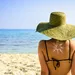 Foto van vrouw met zonnebrandcrème op strand. – Perfecte zonbescherming bij jouw huid kiezen