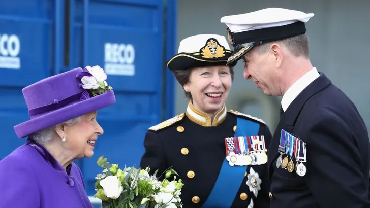 Oorlogszuchtig uitje voor Queen en prinses Anne
