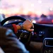 automobilist met hand aan het stuur
