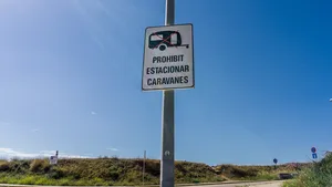 Je caravan staat keurig geparkeerd, maar slapen kan alsnog een boete opleveren