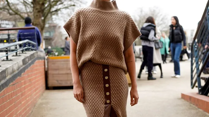 Vrouw in chique set.