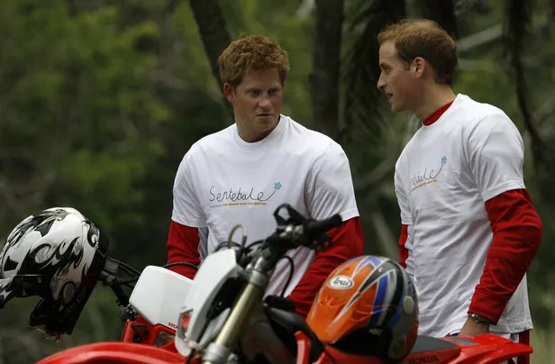 Foto van prins William en prins Harry bij aanvang van hun motortocht door Afrika voor het goede doel, 2008.