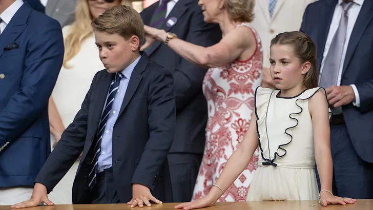 Foto van prins George en prinses Charlotte in het publiek bij Wimbledon, juli 2025.
