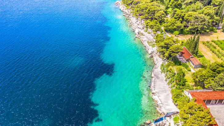 Foto van strand bij Split, Kroatië. – Verborgen stranden van Kroatië.