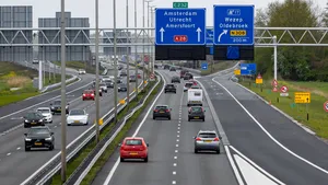 België geeft de forens tot 10 cent extra per kilometer, terwijl Den Haag een opvallende omweg kiest