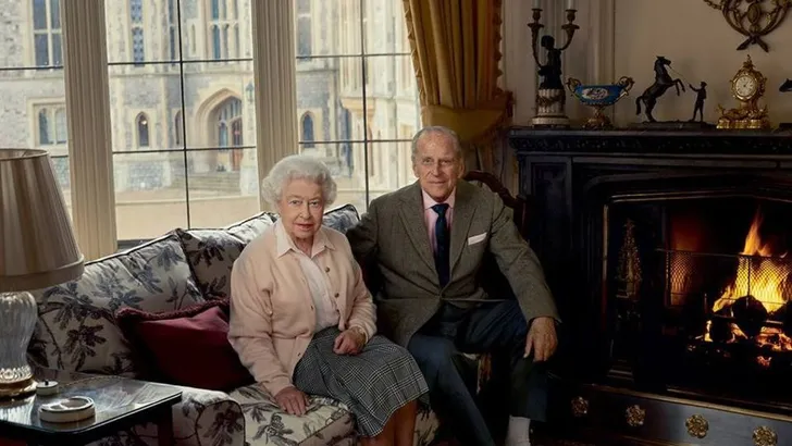De reden waarom Queen Elizabeth en prins Philip niet hand-in-hand lopen