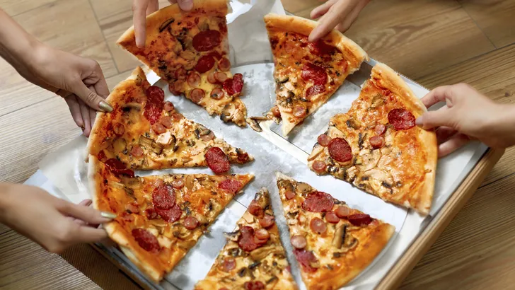 Say what? Houd jij je pizza ook al je hele leven verkeerd vast?