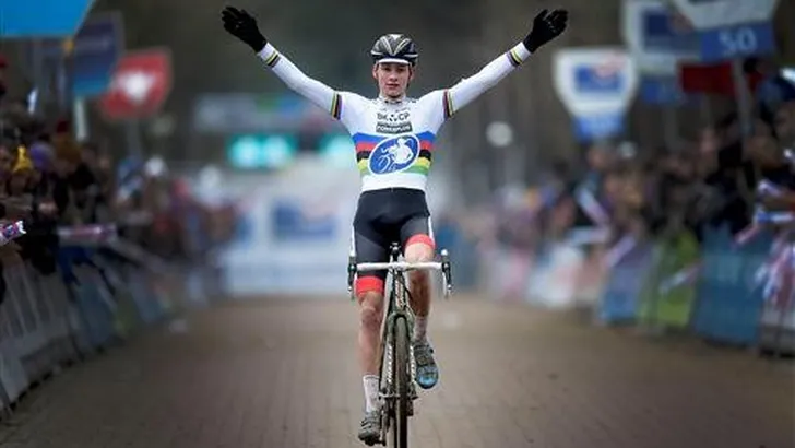 Van der Poel wint meteen in de regenboogtrui