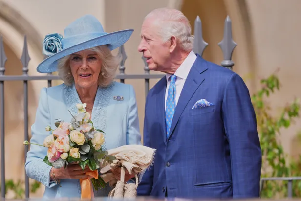 Camilla en Charles op weg naar de kerkdiens