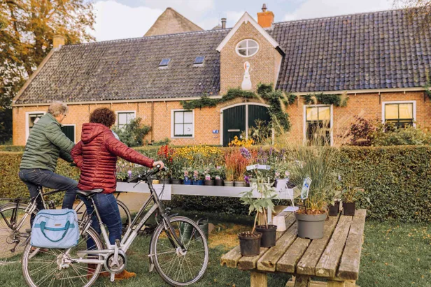 Het voormalige koetshuis op het borgterrein van Ewsum