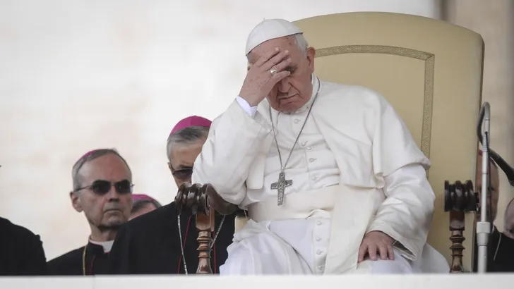 Paus maakt excuses voor slaan vrouw