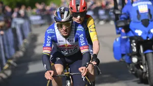 Remco Evenepoel voor Mattias Skjelmose op kop in de Amstel Gold Race.