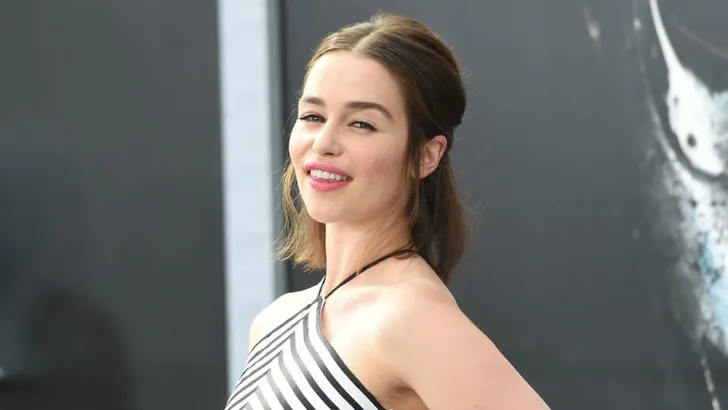 5 looks van Emilia Clarke