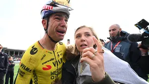 Sarah De Bie beleeft als vrouw van Wout van Aert alle ups en downs vanaf de eerste rij. Tijd om stil te staan bij bijzondere of traumatische dingen is er echter amper.