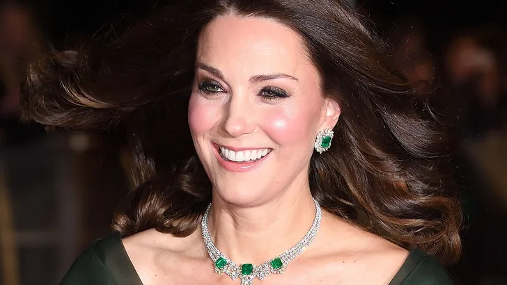 Kate prachtig zwanger in het groen bij de BAFTA's