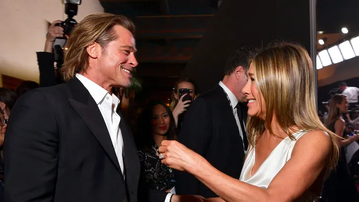 HOLD ON: Jennifer Aniston draagt verlovingsring Brad Pitt