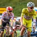 jonas vingegaard in de bollentrui in het wiel van tadej pogacar in de gele trui