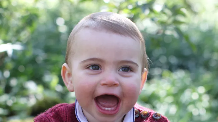 Zien: zeldzame foto's eerste verjaardag prins Louis
