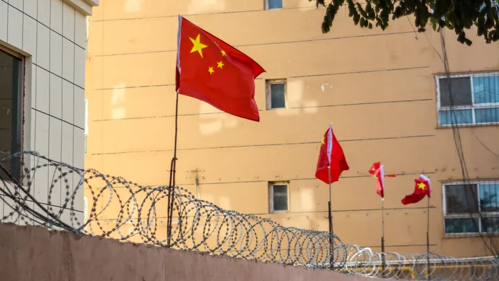 Nederlandse motorrijdster Itchy Boots krijgt bij Chinees-Mongoolse grens te maken met grenspolitie