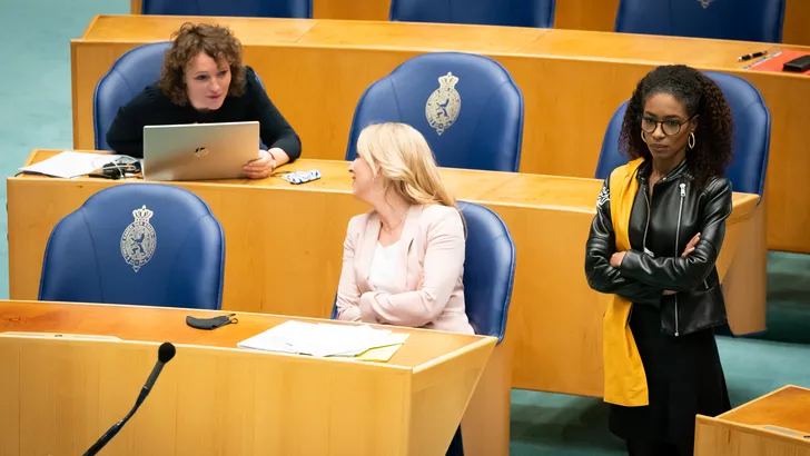 Schreeuwende Sylvana Simons vertrekt kwaad uit Tweede Kamer