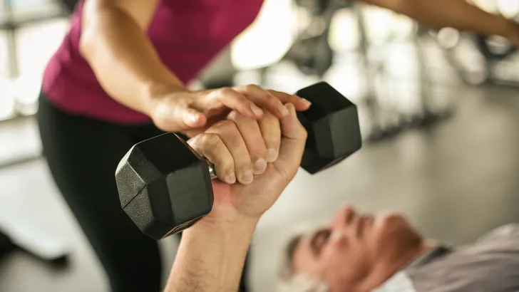 vrouw doet krachtraining met man
