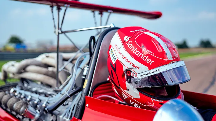 Uh oh...Charles Leclerc in de weer met klassieke Ferrari F1