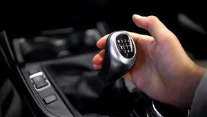 Je gebruikt je versnellingsbak als rem en dat is de duurste fout die je als automobilist kunt maken
