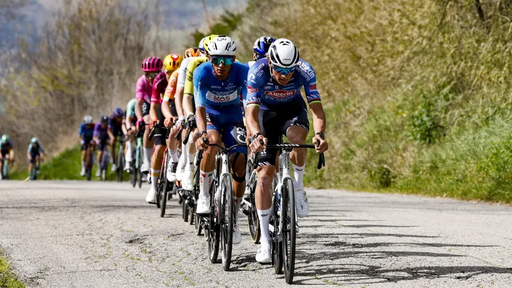 mathieu van der poel op kop van het peloton in de tirreno